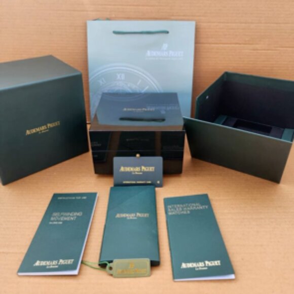 AP Audemars Green Wooden Watch box storage - Picture 2 of 6